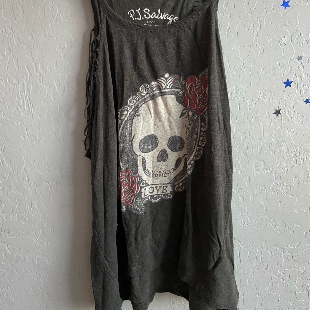 Skull with roses ripped sleeve shirt